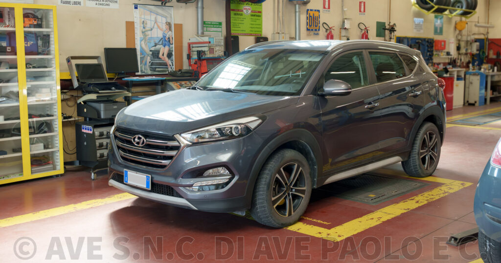 Foto. Hyundai Tucson in autofficina per guasto al sistema airbag.