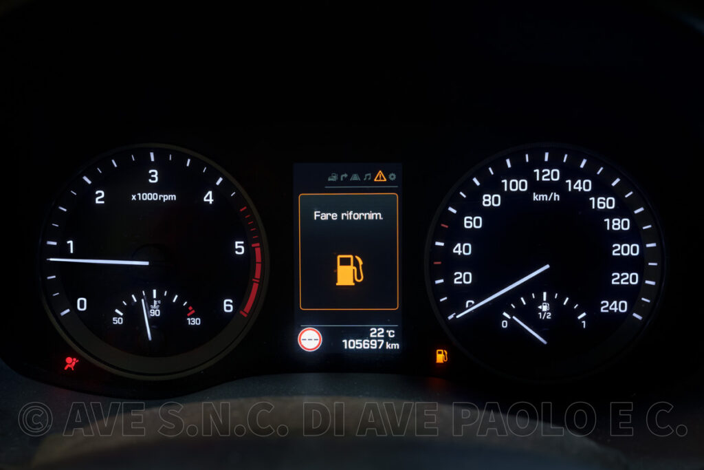 Foto. Quadro strumenti Hyundai Tucson con spia airbag accesa.